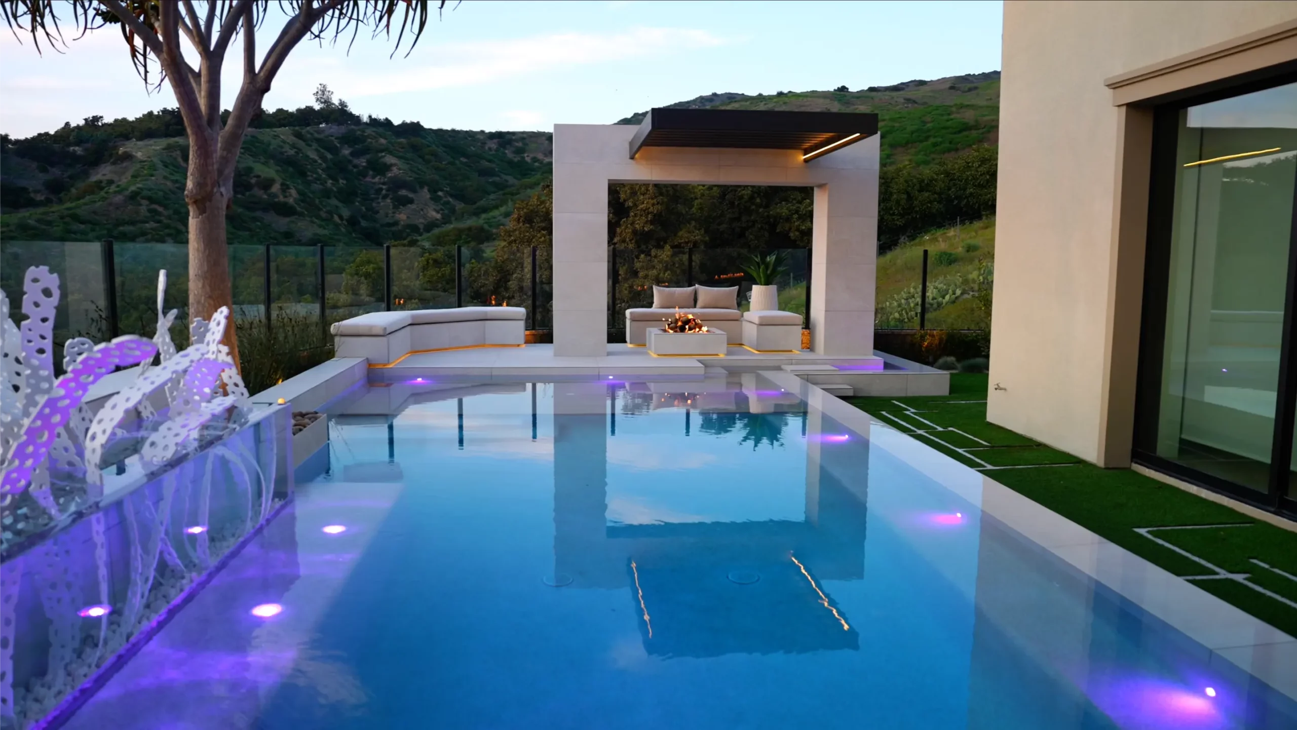 Foxterra-Design-Modern-Organic-Artistic-Small-Yard-Design-24