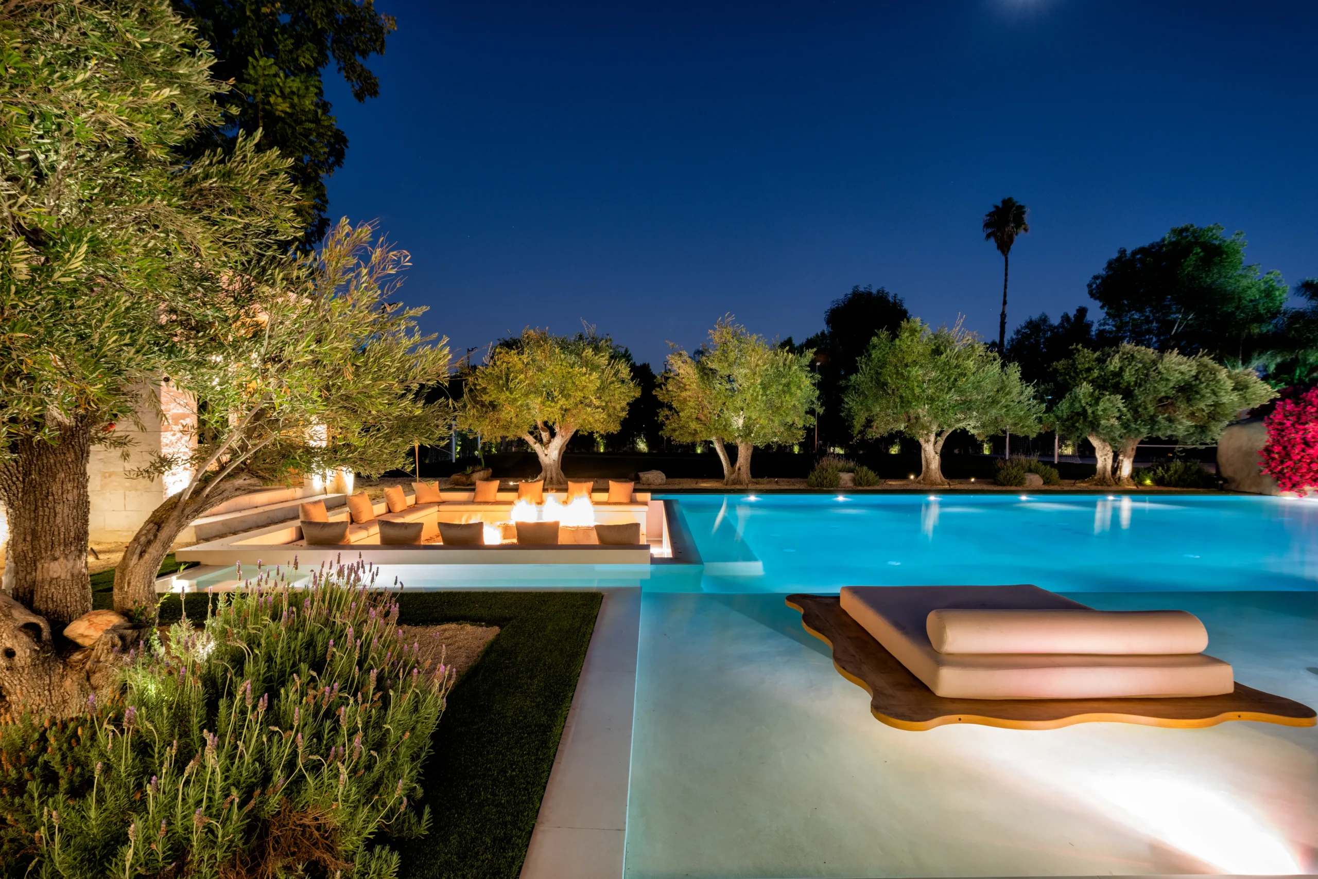 Organic-Modern-Backyard-Resort-Surrounded-By-Water-22