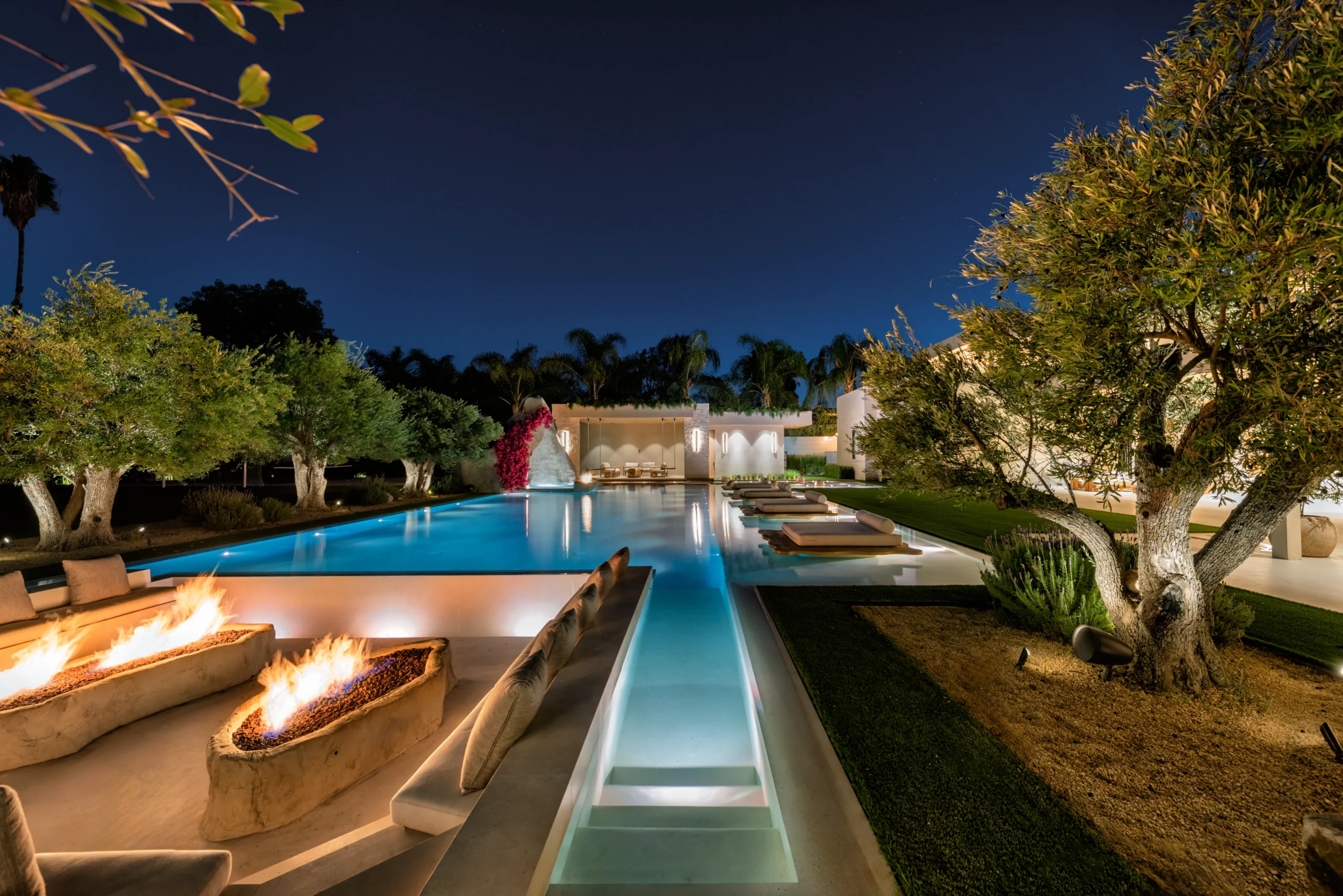 Organic-Modern-Backyard-Resort-Surrounded-By-Water-23