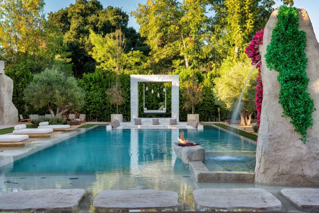 Organic-Modern-Backyard-Resort-Surrounded-By-Water-27